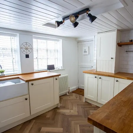 Boutique - Mast * Whitby